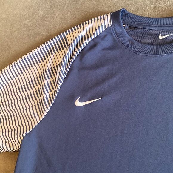 Nike Men’s Navy Slim Fit Short Sleeved T-Shirt Dri-Fit Technology M NWT - Picture 2 of 10